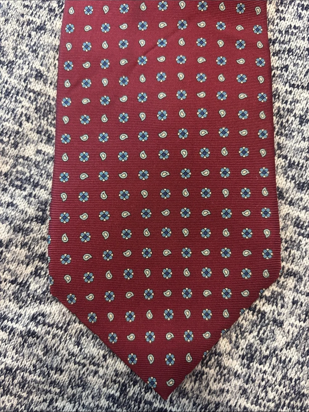 Brooks Brothers Men's Maroon Silk Tie with Light Blue Medallions